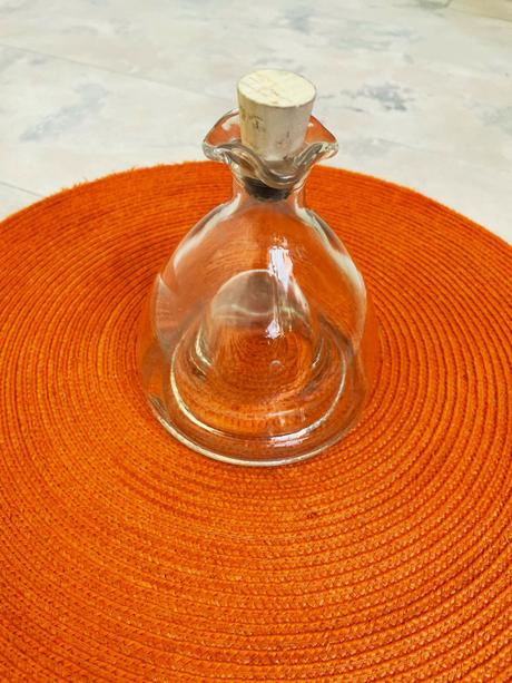 Stará sklenená karafa, 