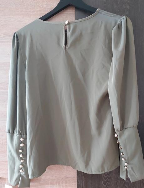 Elegantná khaki blúzka s ozdobnými gombíkmi,