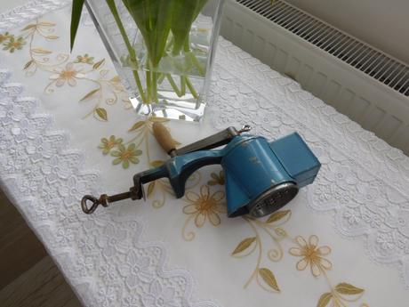 Retro mlynček na orechy-jihokov české budejovice., 