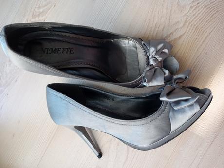 Elegantne strieborno sede lodicky s maslou, 39