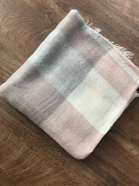 Ružovo sivý šál, 