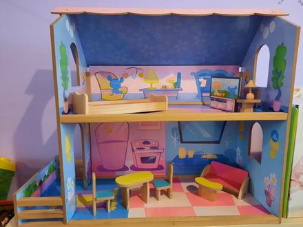 Veľký poschodový domček pre bábiky,