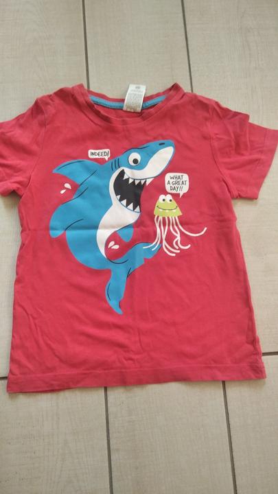 Červené tričko so žralokom, c&a,110