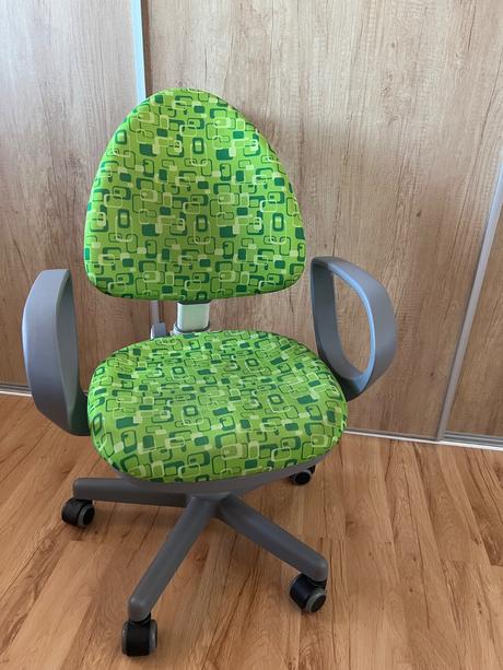 Rastúci stôl a stolička,