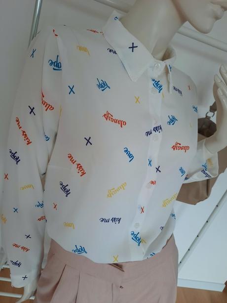 Halenka s nápismi, m