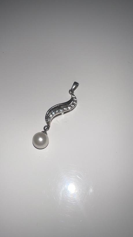 Strieborný prívesok s perlou., 