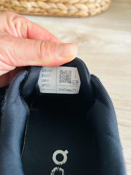 Tenisky švajčiarskej značky on cloud, pc 150 eur, 37