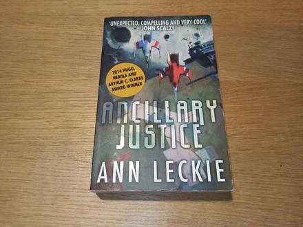 Ann leckie v anglictine xs24, 