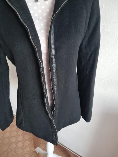 Čierny krátky flaušový kabát s kapucňou veľ. m, m