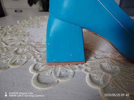 Modré poltopánky, 36