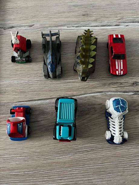 Autíčka hot wheels,