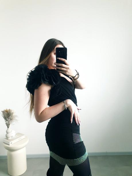 Extravagantné šaty s, s