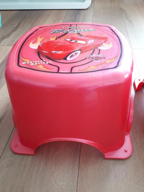 2 schodíky pod umývadlo,