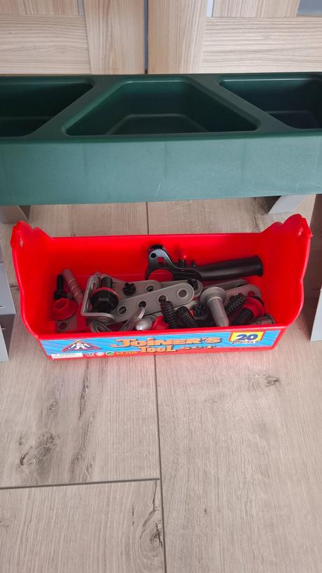 Bosh stol s náradím,