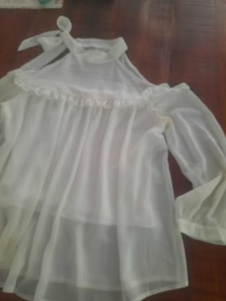 Tenka ľahká blúzka s odhalenymi ramenami, m