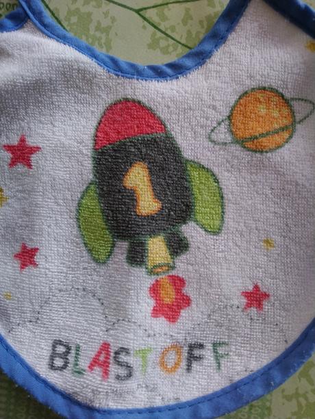 Podbradník so zaväzovaním a motívom blast off,