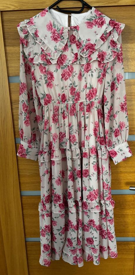 Krásne kvetinové šaty, s
