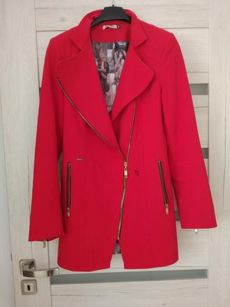 Červený kabát, s