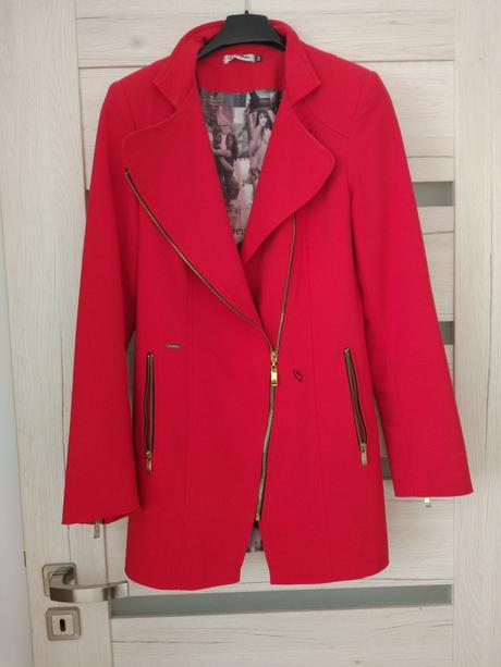 Červený kabát, s