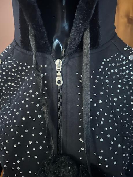 Mikina s kryštálmi a s hodvábnou kapucňou uncs, m