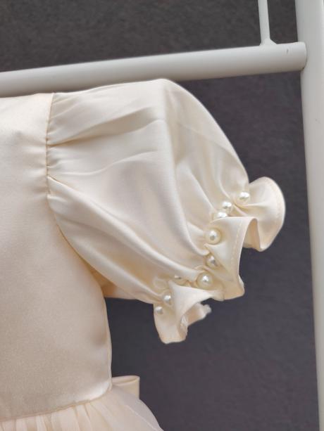 Béžové princeznovské šaty s krátkym rukávom, 92