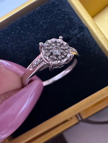 Prsteň z bieleho zlata 14k s diamantmi zn. izlato,