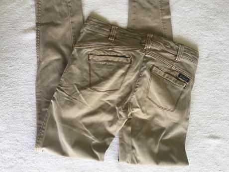 Bledohnede nohavice, 26