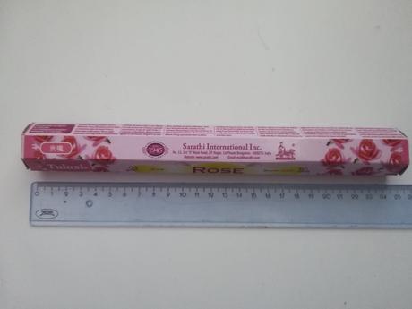 Voňavé tyčinky tulasi rosa,