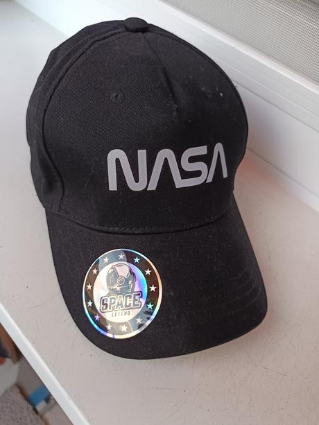 Čierna šiltovka nasa, 