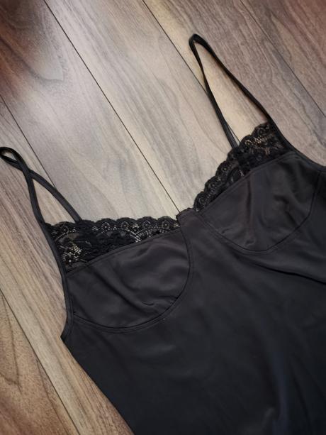 Saténové šaty s čipkou, s