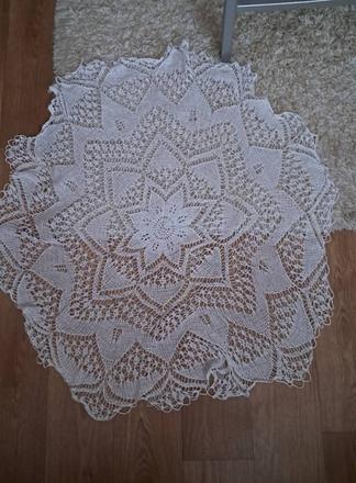 Strikovany obrus na okrúhly stolík, 