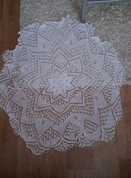 Strikovany obrus na okrúhly stolík, 