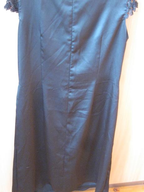 Čierne slávnostné šaty, 42