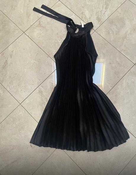 Čierne elegantné plisované šaty, veľkosť s/m, s