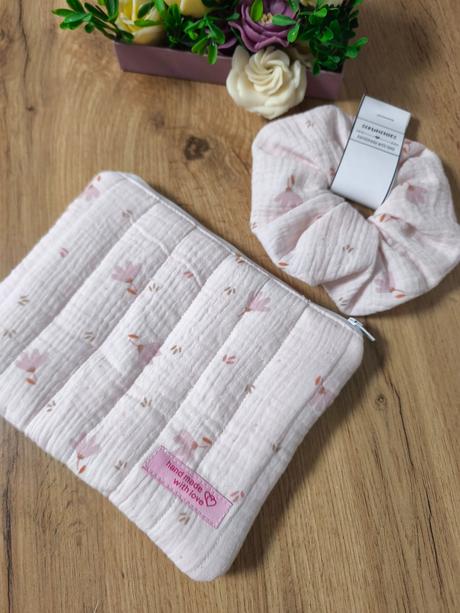 14- mušlínova kozmeticka taštička + gumička, 