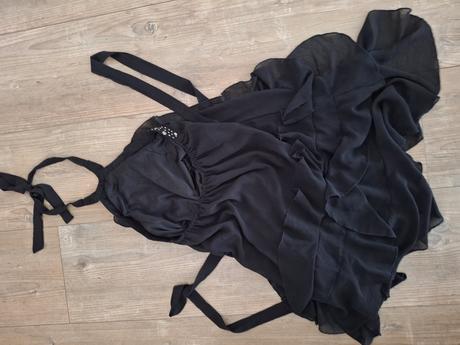 Cierne saty s volanmi, 