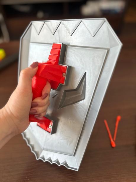 Štít, ktorý strieľa, 