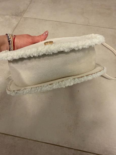 Bežová  mini kabelka s kožušinou, 