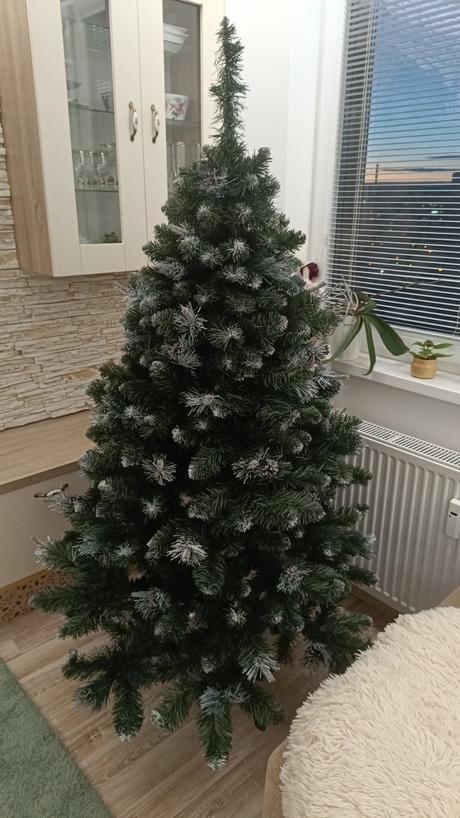 Umelý vianočný stromček so stojanom, 