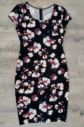 Čierne kvetinové šaty, 38