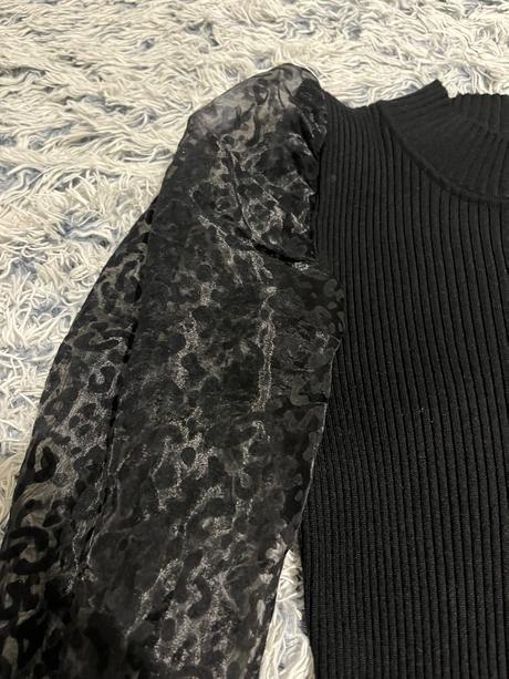 Svetrové saty s priesvitnými rukávkmi puff, s