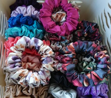 Saténová gumička, tenká, viac ako 40 vzorov/farieb, 