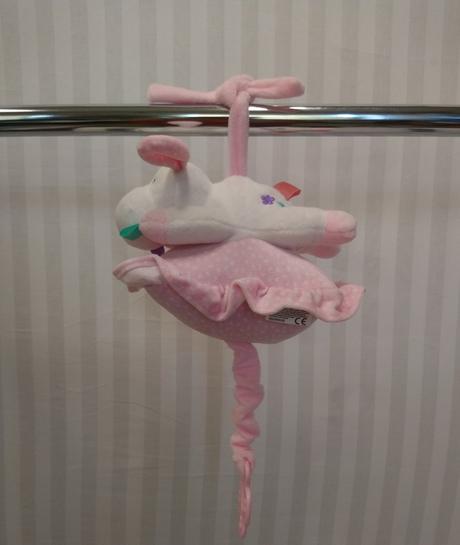 Zavesovací psík na vankúšiku s naťahovaním melódia, 