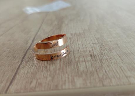 Nastaviteľný nerezový prsteň "just breathe", 