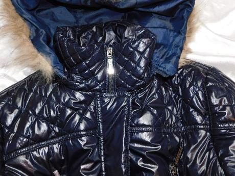 Pekna zimna bunda s odonimatelnou kapucnou, 38