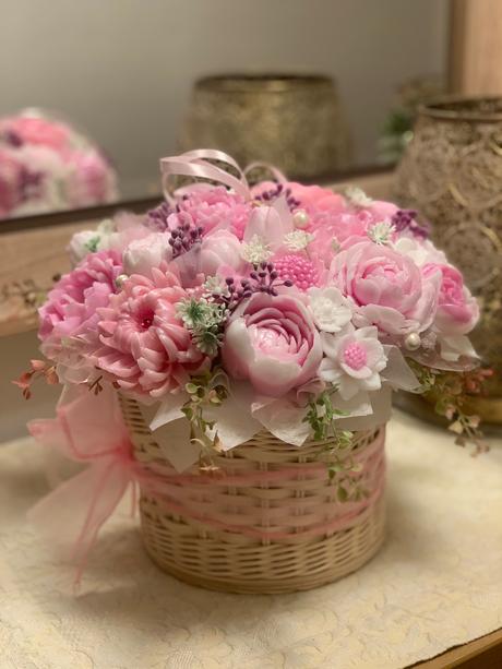 Veľká mydlova kytica v pletenom priborniku, 