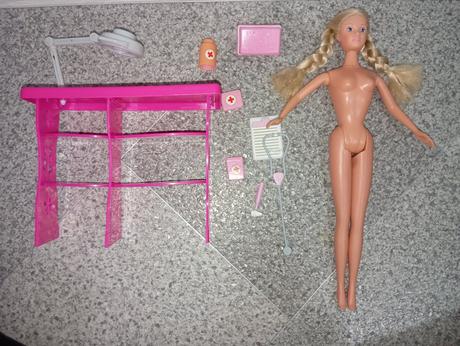 Stolík pre barbie s doplnkami,