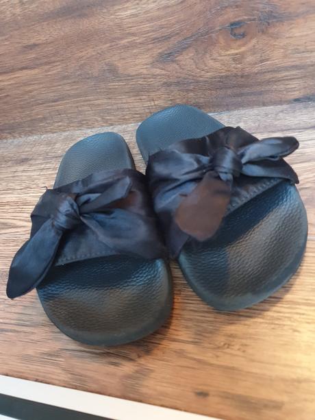 Šlapky s mašlou, 32