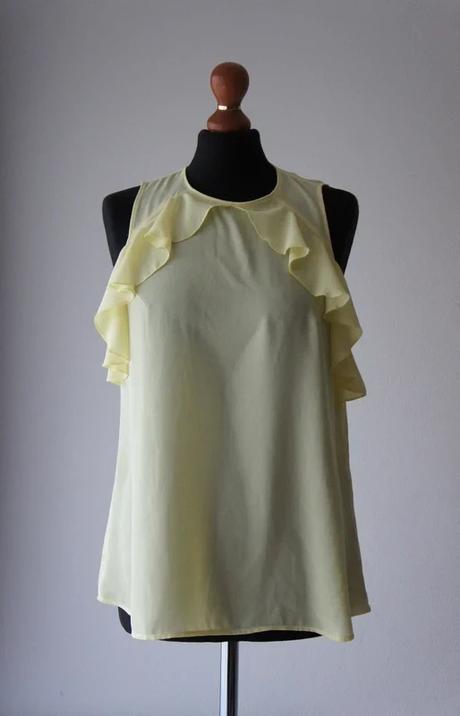 Štýlový svetložltý top/blúzka s volánmi, benetton,s