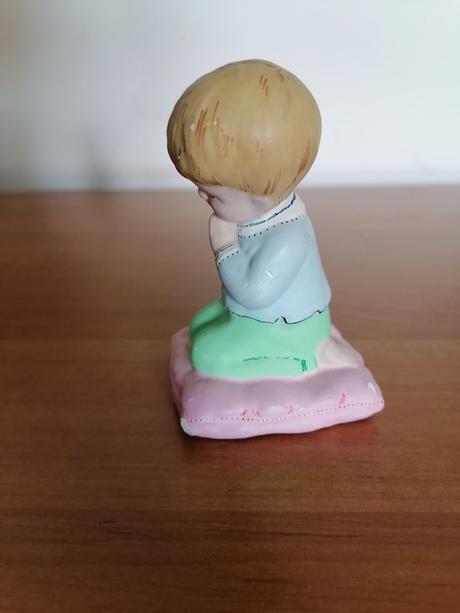 Modliace sa dieťatko zo sadry, 